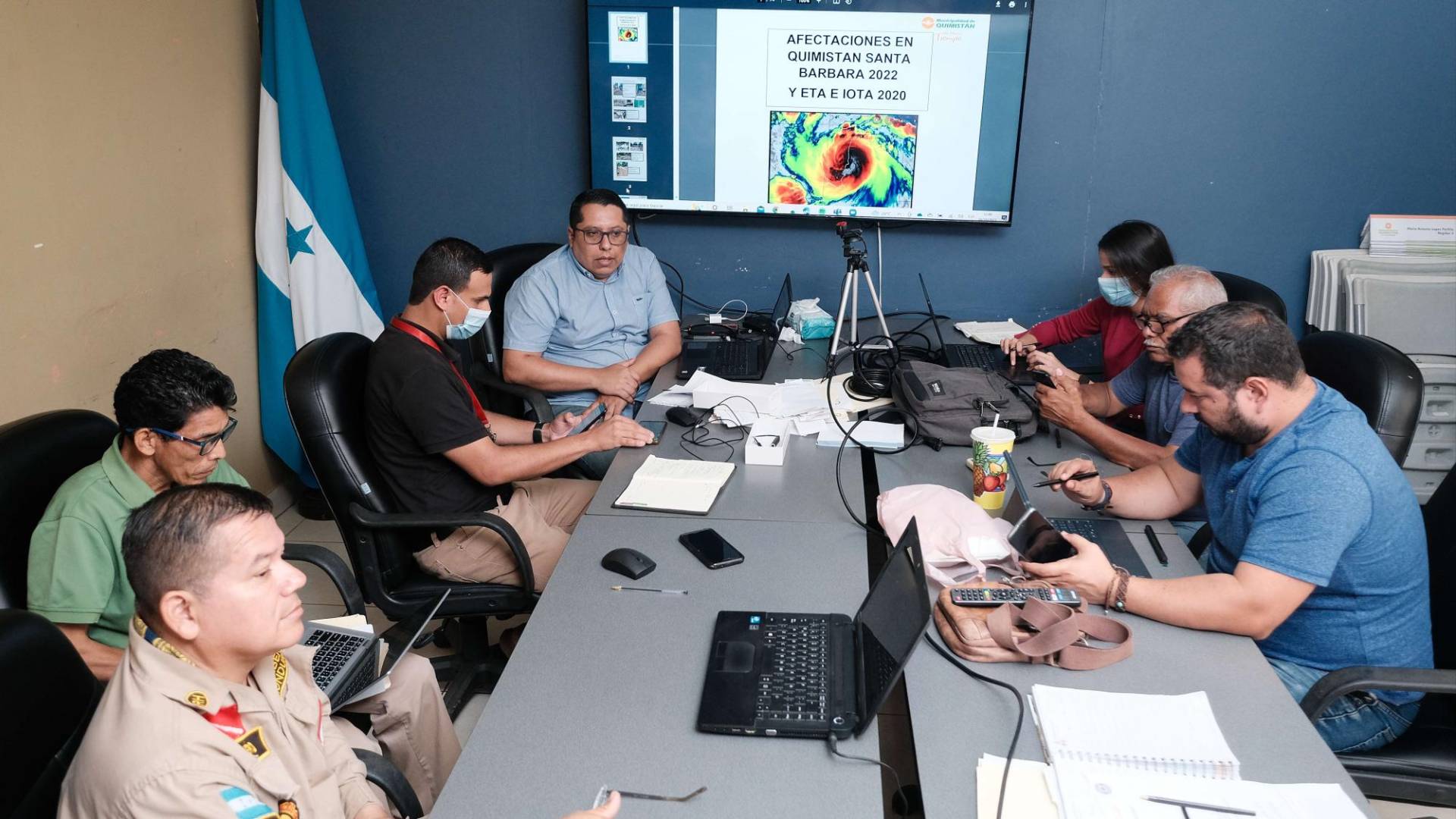 $!Autoridades municipales de Quimistán y del Cuerpo de Bomberos estudiando a detalle los puntos afectados por las lluvias derivadas de Julia.