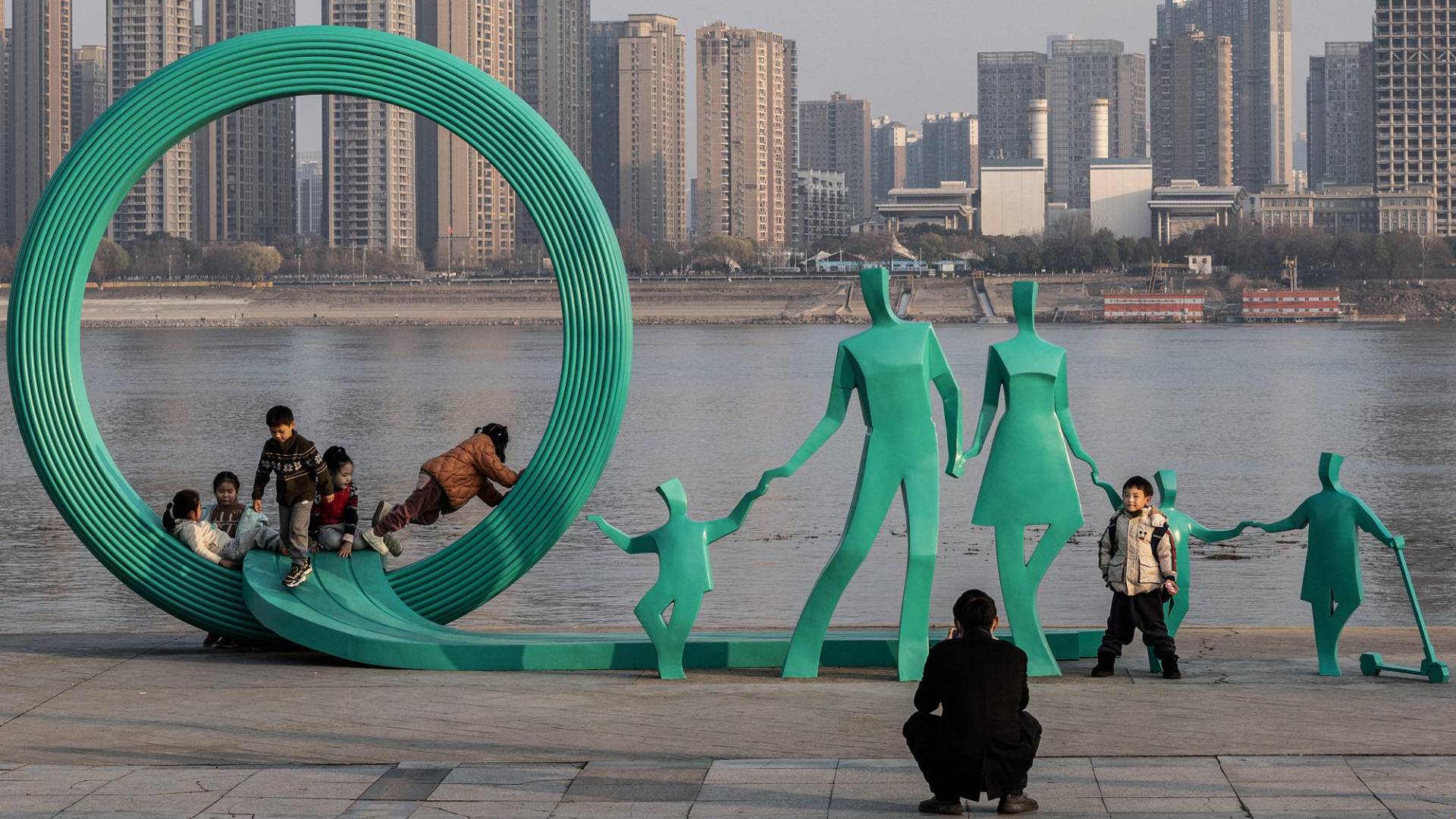 $!Hace poco se agregaron dos niños más a una escultura en Wuhan, China, que retrata a una familia alegre.