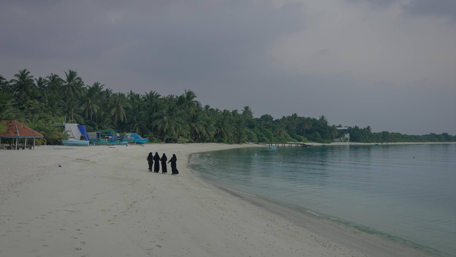 $!Adolescentes reunidos para contemplar la puesta de sol en Nolhivaranfaru, una de las islas que conforman las Maldivas.