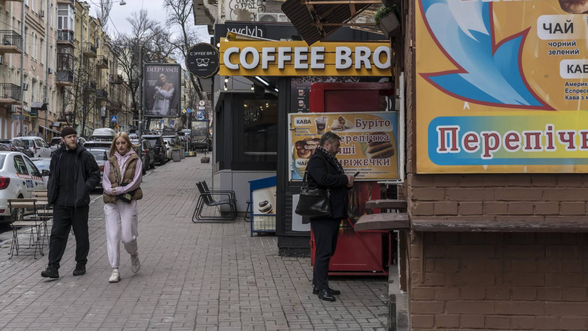 $!En Kiev, Ucrania, los quioscos de café atendidos por baristas que sirven mochas por menos de 2 dólares son comunes.