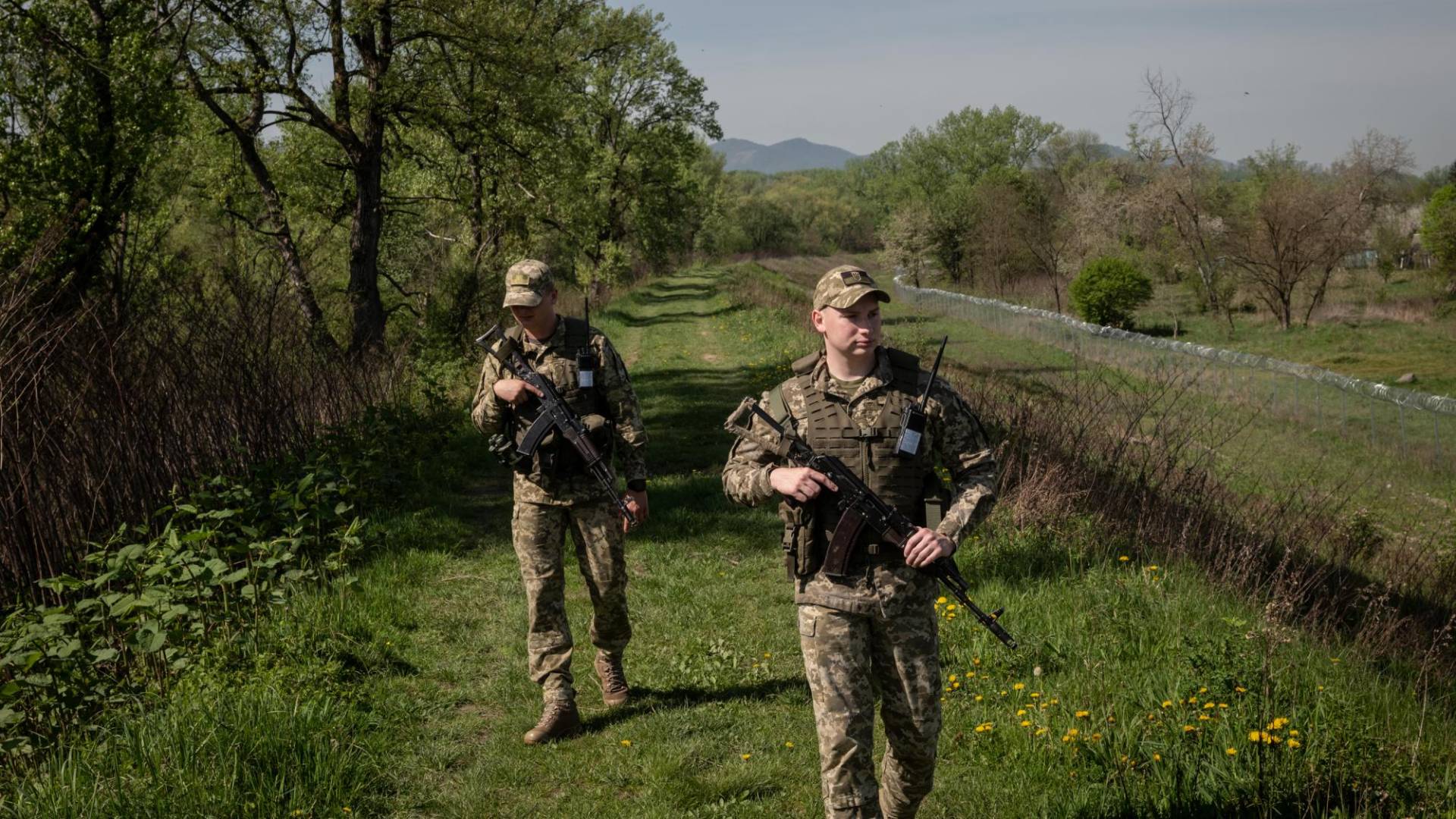 $!Guardias fronterizos ucranianos cerca del río Tisza, donde los evasores han estado cruzando hacia Rumania.