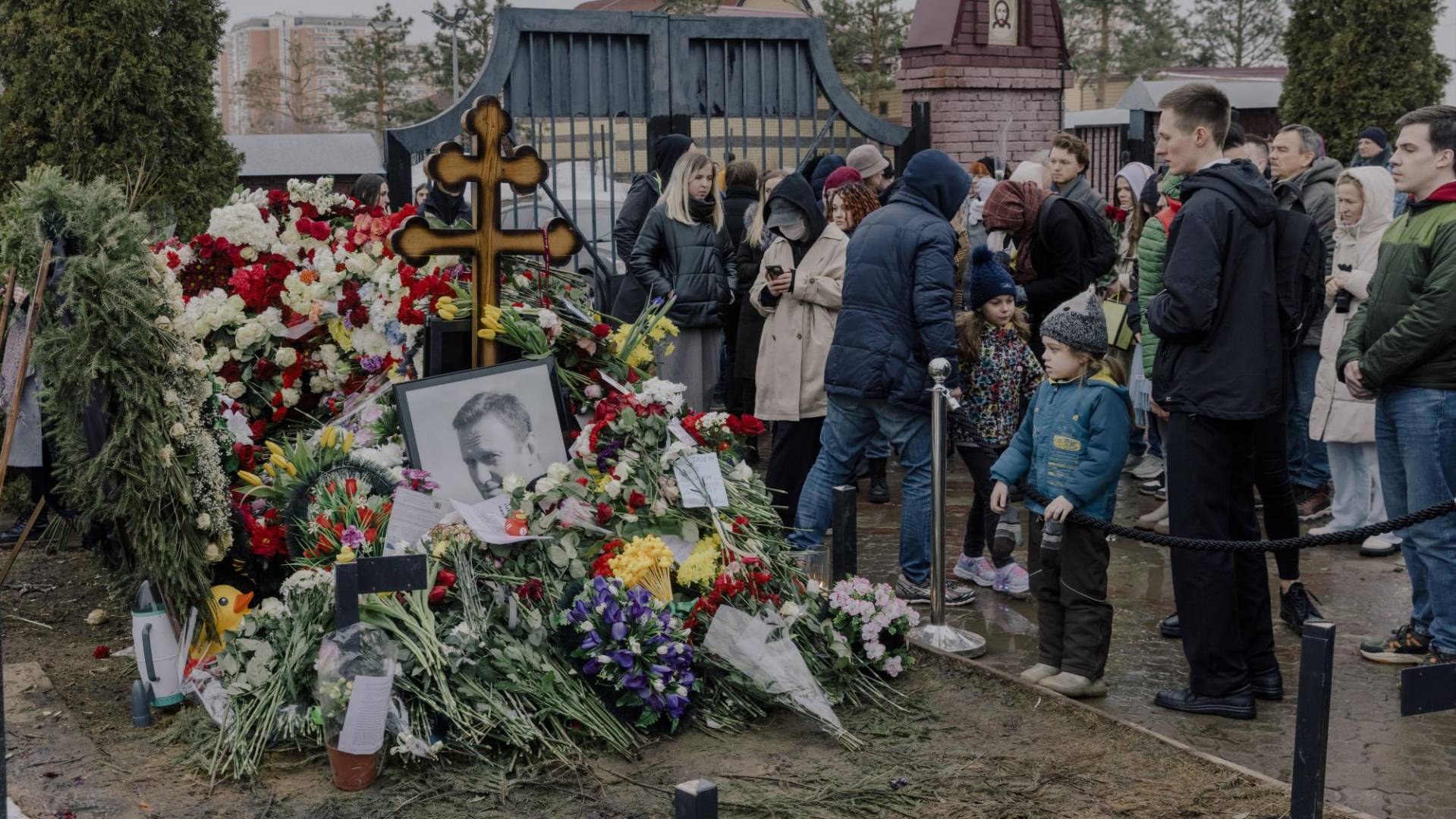 $!Rusos reunidos en la tumba del líder de la Oposición Aleksei Navalny, quien murió el mes pasado en prisión.