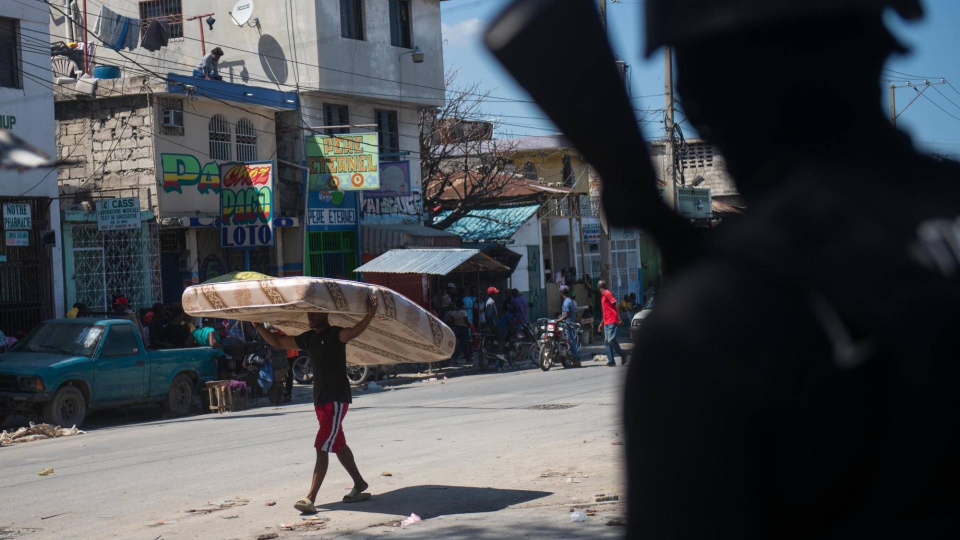 $!Pandillas controlan barrios enteros en Puerto Príncipe, pero la policía, superada en número y armas, se ha mantenido firme.