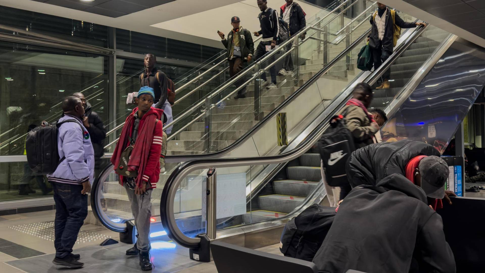 $!Migrantes africanos en el aeropuerto El Dorado de Bogotá esperan un vuelo a El Salvador, parte de su viaje a EU.