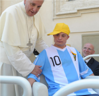 Papa deja subir a su papamóvil a un fan de Messi