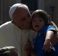 Papa Francisco besa a niña hondureña en la Plaza de San Pedro