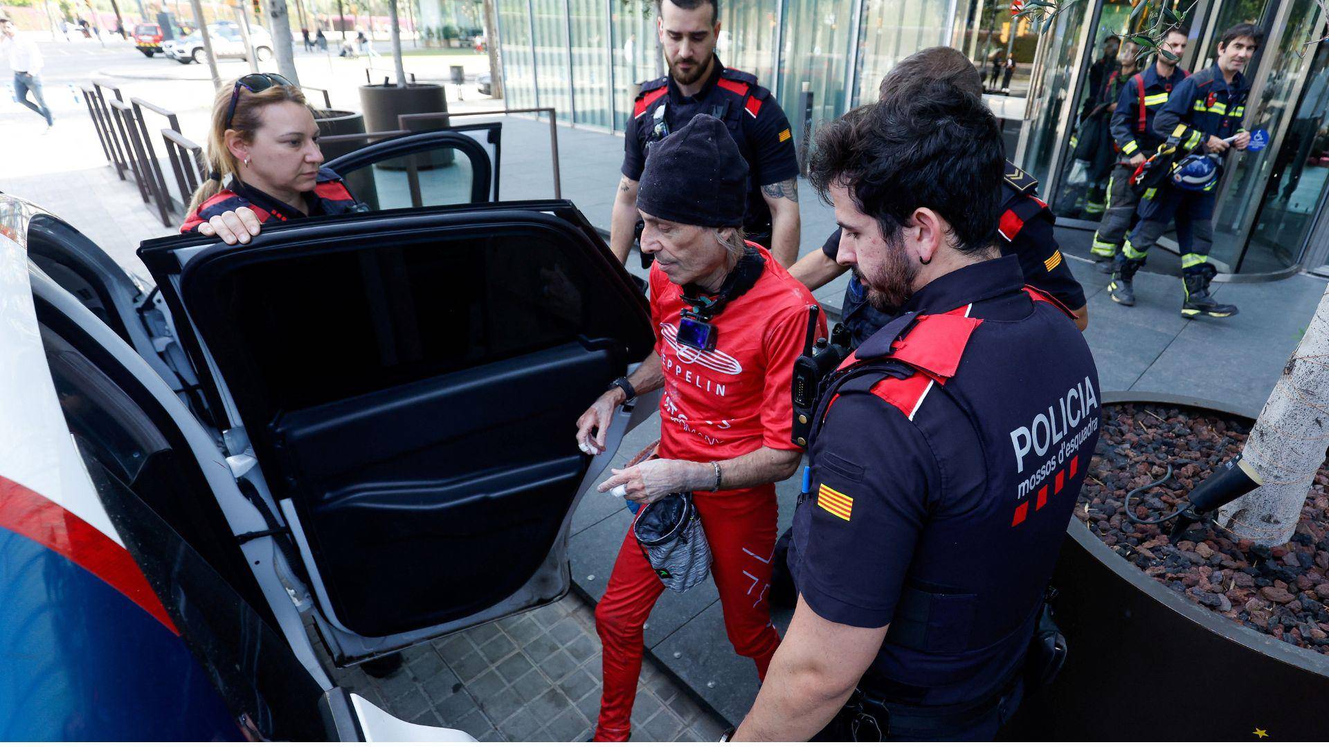 $!Agentes de policía detienen a Alain Robert después de que escaló un edificio en Barcelona, España, en mayo.