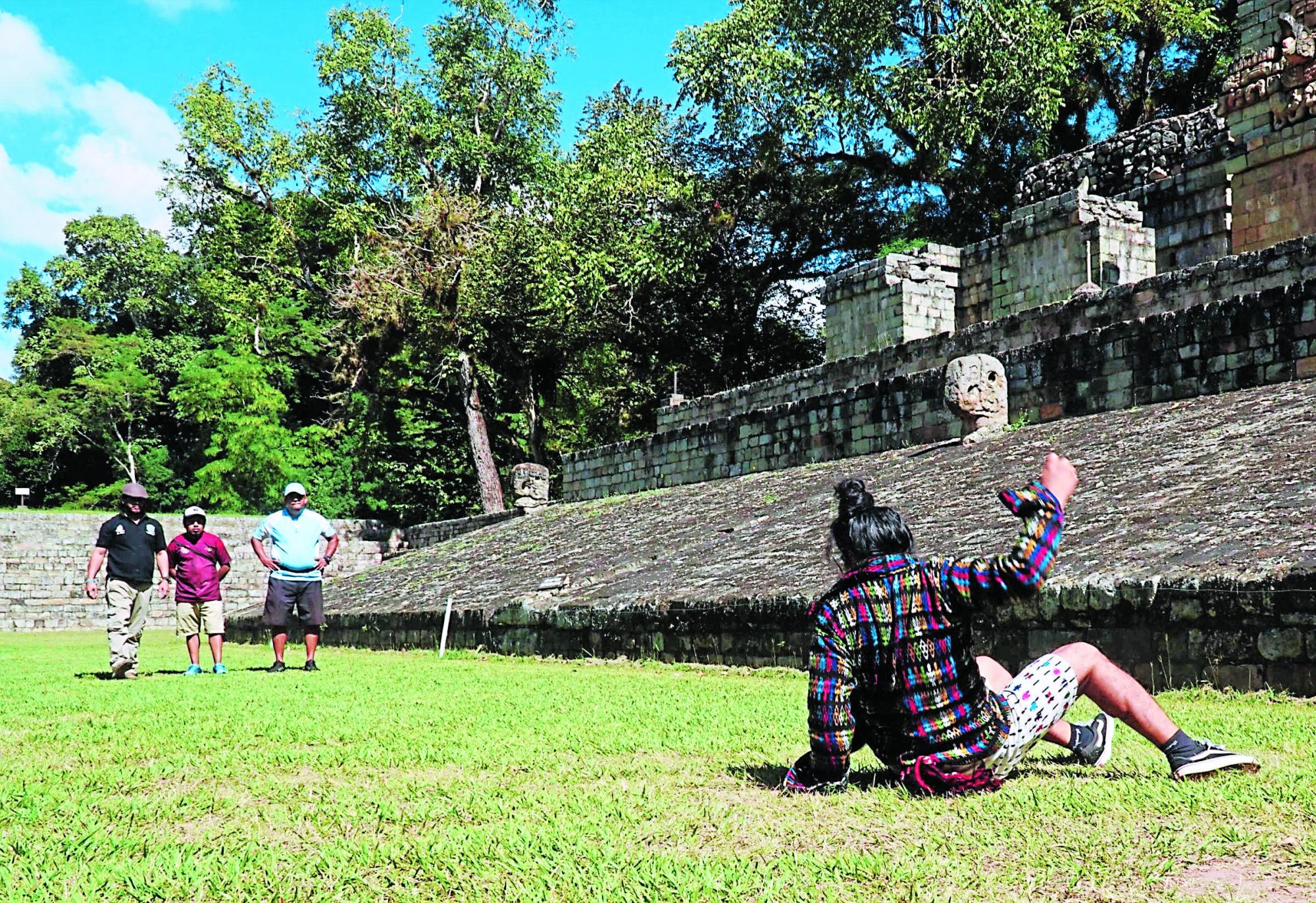 Después de 1,300 años rueda la pelota maya en Copán