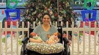 Imagen muestra a Kelsey Hatcher junto a sus dos bebés tras ser dada de alta del hospital.