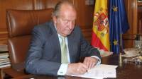 El Rey Don Juan Carlos firma el documento de su abdicación. EFE