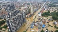 Al menos cuatro personas murieron en <b>China</b> por las lluvias torrenciales que azotan el sur del país y que obligaron a evacuar a decenas de miles de personas, según un nuevo balance comunicado el lunes por medios estatales