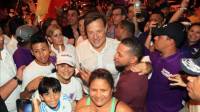 El presidente electo de Panamá, Juan Carlos Varela (c), celebra la victoria en las elecciones juntos a sus simpatizantes en Ciudad de Panamá. EFE