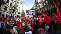 “<b>Pedro</b>, no te vayas”. Miles de simpatizantes en las calles y la dirigencia en pleno del Partido Socialista instaron el sábado al presidente del gobierno español, <b>Pedro</b> <b>Sánchez</b>, a no dimitir, menos de 48 horas antes de que anuncie su decisión.