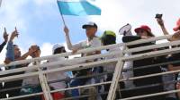 Shin ondea la bandera desde el puente peatonal que está en la entrada de Tegucigalpa.