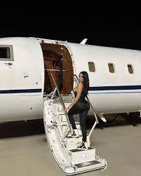 Según fotos que publica, la joven de 27 años viaja en un avión privado a sus diferentes destinos. 