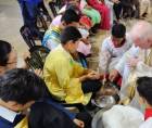 El Jueves Santo se conmemora la Institución de La Eucaristía también se conmemora la Institución de uno de los Sacramentos de entrega y abandono total al Señor: el Sacramento de La Orden Sacerdotal y La Vida de Servicio a los demás representado en el lavatorio de pies.