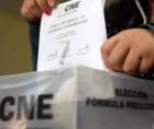 Hondureño introduce su voto en una urna del CNE.