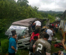 Choque entre buses deja seis muertos y diez heridos