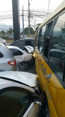 'Rapilocos' chocan carros estacionados en San Pedro Sula