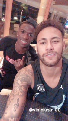 Neymar, delantero del PSG publicó en las redes sociales una fotografía junto al aún jugador del Flamengo Vinicius Junior. (Instagram).