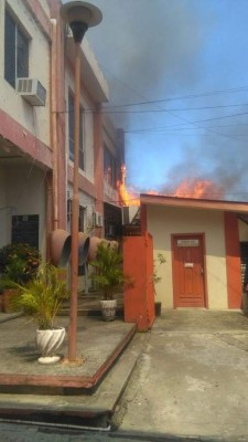 Incendio en cuartería alcanzó oficinas de Hondutel