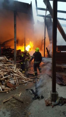 Incendio consume maderera en San Pedro Sula