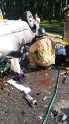 El vehículo pick up quedó volcado y completamente destruido.