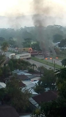 Manifestantes le prenden fuego en Choloma durante toma de carretera