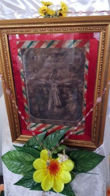 El cuadro donde se aprecia la imagen de la Virgen, según sus pobladores, fue traído por el sacerdote español Manuel de Jesús Subirana. El templo se incendió y a la imagen no le pasó nada.