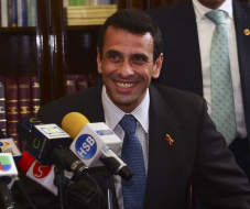 Santos pone 'bomba' a nexos con Venezuela al recibir a Capriles