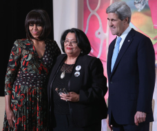 Michelle Obama y John Kerry premian a rectora de la Unah