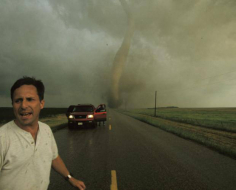 El último vídeo de los tres cazadores de tormentas de Discovery