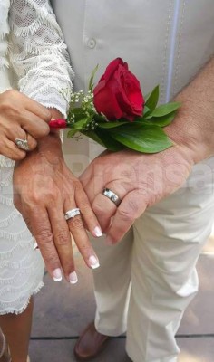 Los anillos son dos piezas de brillantes que mandó a crear el novio en una joyería de prestigio de Miami.