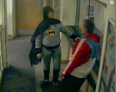 Hombre vestido de Batman entrega a delincuente a la policía