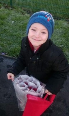 Niño trabaja para reglar rosas a sus compañeras en San Valentín