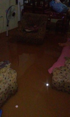Calles inundadas y deslizamientos por lluvias en La Ceiba