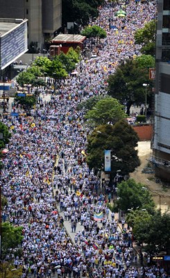 Opposition activists march in Caracas, on September 1, 2016.Venezuela's opposition and government head into a crucial test of strength Thursday with massive marches for and against a referendum to recall President Nicolas Maduro that have raised fears of a violent confrontation. / AFP PHOTO / FEDERICO PARRA