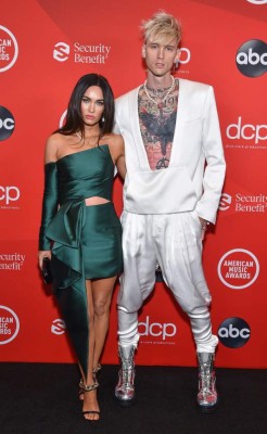 In this handout image courtesy of ABC singer Machine Gun Kelly and actress Megan Fox arrive for the 2020 American Music Awards at the Microsoft theatre on November 22, 2020 in Los Angeles. (Photo by - / American Broadcasting Companies, Inc. / ABC / AFP) / RESTRICTED TO EDITORIAL USE - MANDATORY CREDIT 'AFP PHOTO / Courtesy of ABC' - NO MARKETING - NO ADVERTISING CAMPAIGNS - DISTRIBUTED AS A SERVICE TO CLIENTS