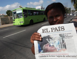 El País pide disculpas por foto falsa de Chávez