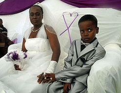 Niño de 8 años se casa con mujer de 61 para cumplir deseo de fantasma