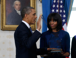 Obama enamorado de su esposa Michelle, adora su 'flequillo'