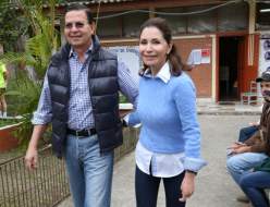 Personajes públicos salen a ejercer el voto en Honduras