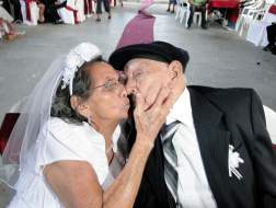 Celebran 75 años de amor con boda que habían soñado