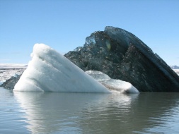 La foto de un iceberg negro se vuelve un fenómeno viral