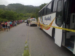 Choque entre buses deja seis muertos y diez heridos