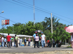 Maestros se toman acceso a la aduana de Puerto Cortés