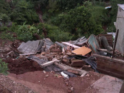 Deslizamiento de tierra causa derrumbe de vivienda en Tegucigalpa
