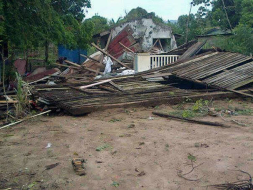 Al menos 60 casas destruidas por vientos racheados en Colón