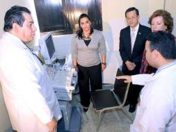 Primera dama de Honduras visita a pacientes con cáncer