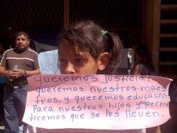 Padres de familia hondureños exigen maestros en las aulas